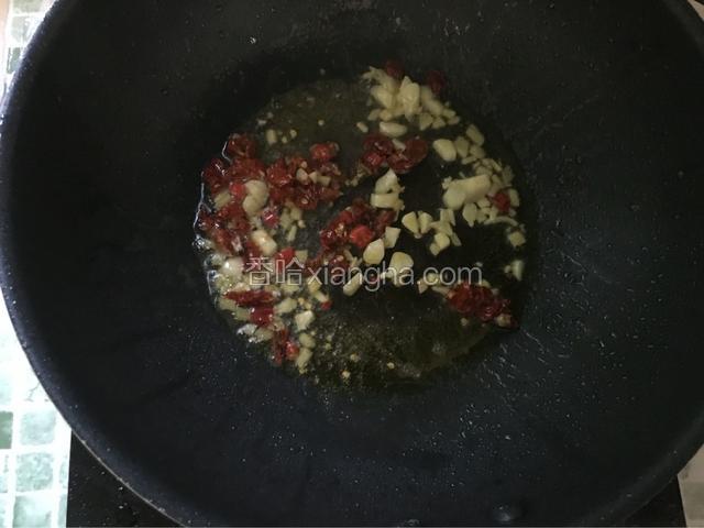 锅里面放适量油，油热以后把蒜姜干辣椒放进去爆香一下