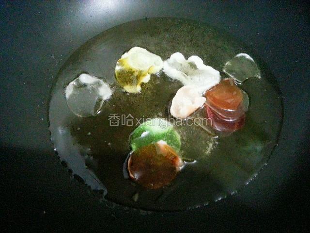 然后放入虾片