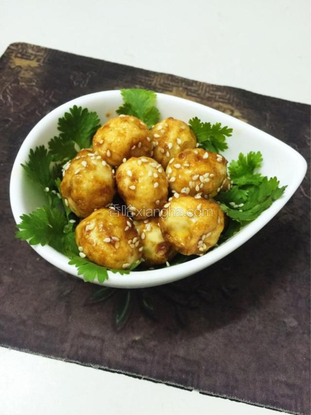 把香菜放小碟子铺好，把鹌鹑蛋放入排好，最后撒适量白芝麻即可