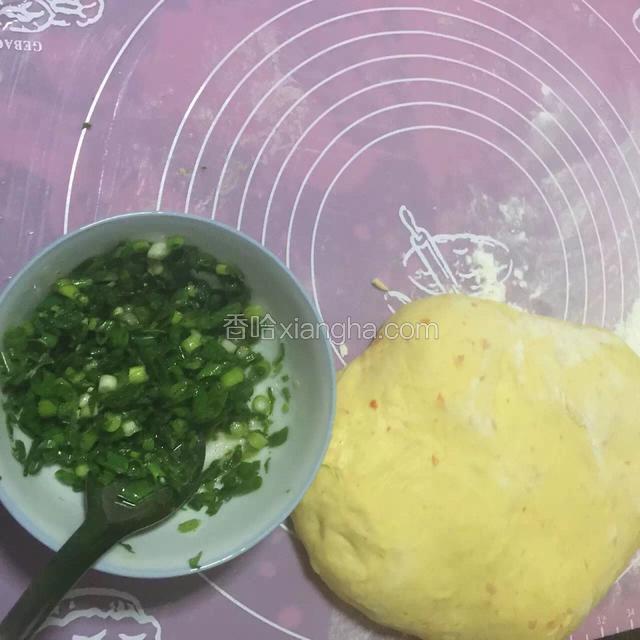 面和葱花。面里我加了南瓜，葱花里有盐和油及五香粉
