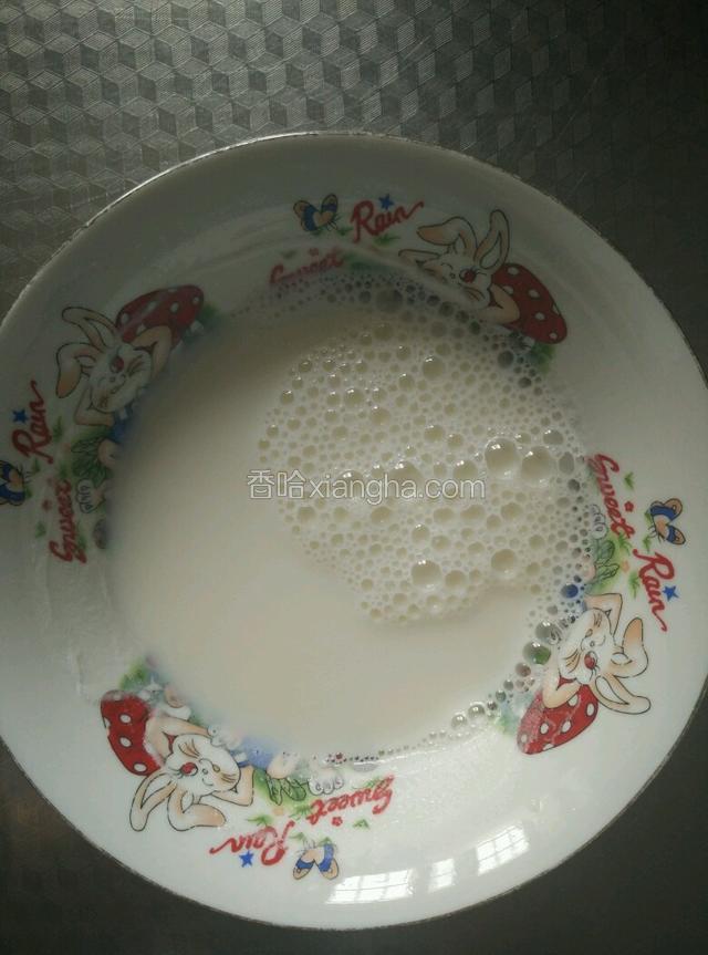 取一半牛奶（50克）放入全部的白砂糖，放进微波炉1分钟加热，取出趁热把糖搅拌均匀，完全融化，再倒入剩下的牛奶搅拌均匀（这样牛奶凉的快点）。