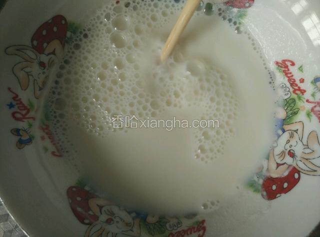 加入适量炼奶约10克左右，搅匀。