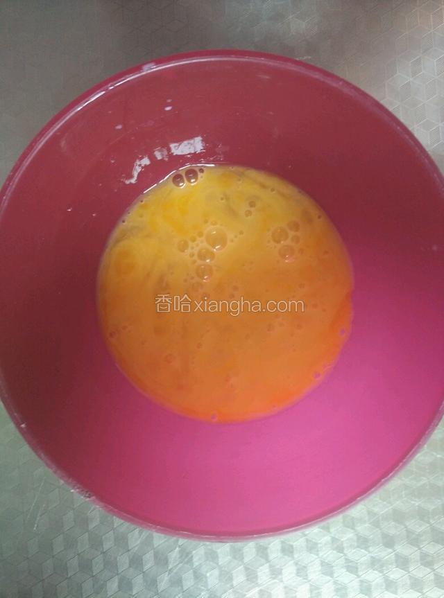 1个鸡蛋打散。