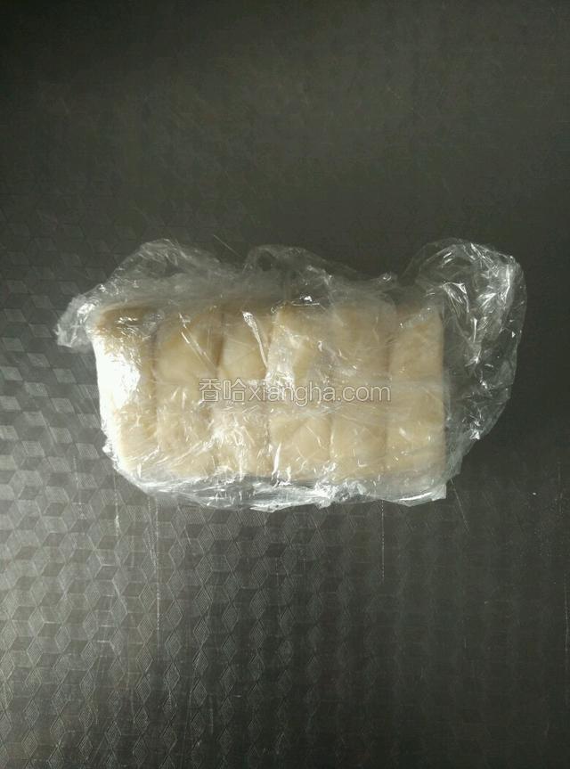 提前从冰箱取出冻着的蛋挞皮的坯子（现在天热我用了三个小时解冻快，如果冬天要提前七八个小时解冻），我是三月份做好冷冻的。