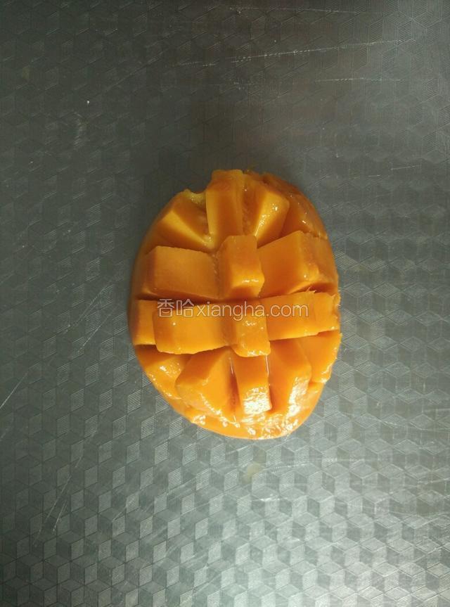 烤箱210度预热，烤25分钟，差五分钟烤好时加入切成丁的芒果。继续烤五分钟。
