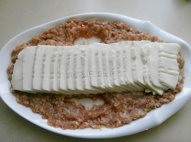 再豆腐两边，肉馅中间处用手能两小圈