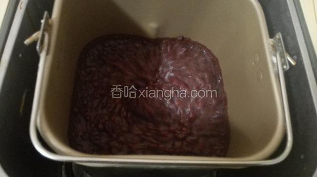 倒入面包机桶内，用搅拌功能，将豆子搅拌细腻比较干能成团就可以享用了！