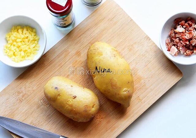 先把土豆洗净煮熟，培根切成小块。