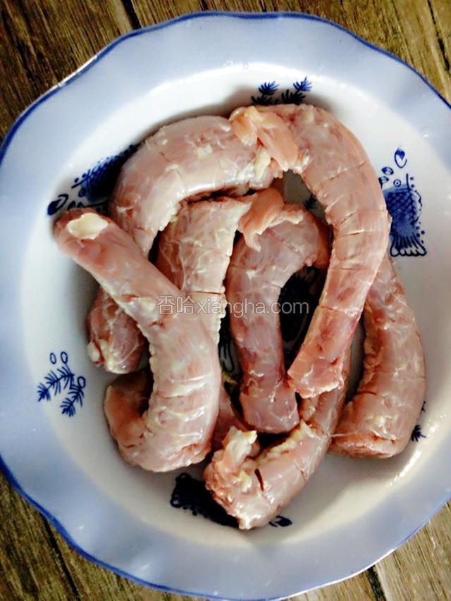 鸡脖洗净，沿着骨节处用刀依次划上口