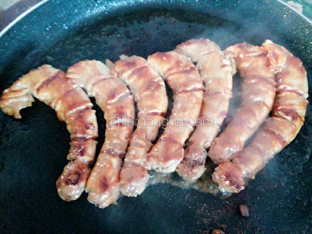 将鸡脖两面都刷上辣酱，小火慢慢煎