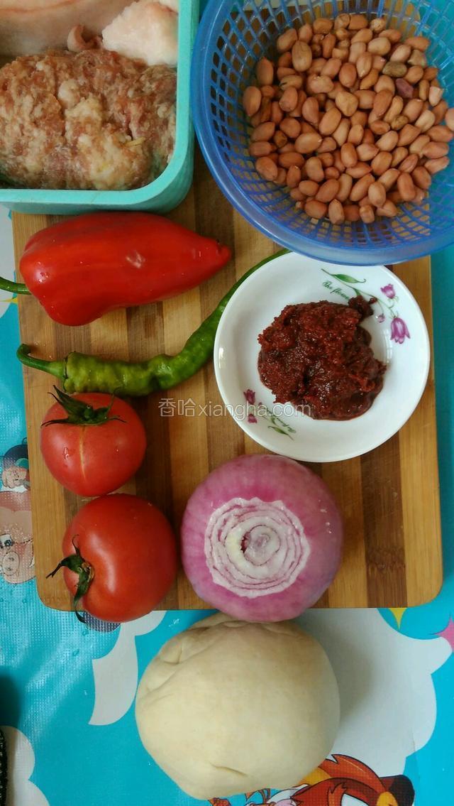 面粉加盐和成面团，蔬菜洗净