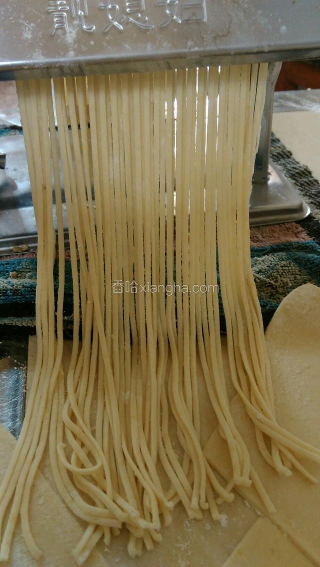 面团擀薄，压成细面条