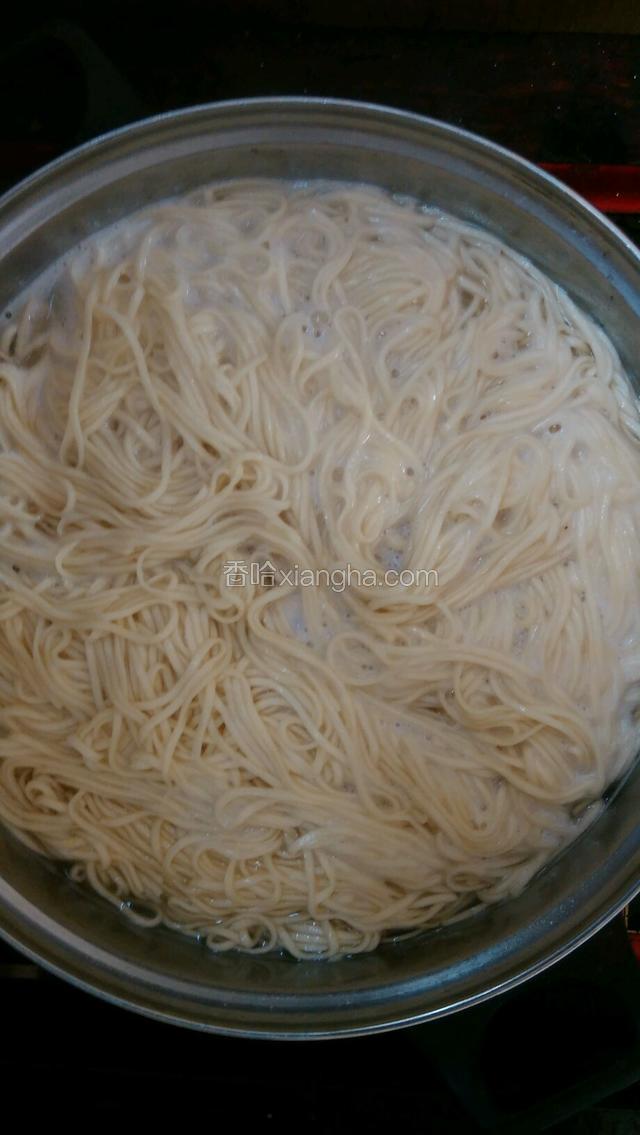 水烧开后下面，煮至八九成熟