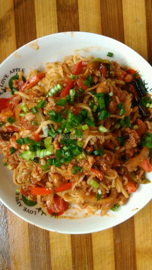 撒上葱花，美味拌面做好
