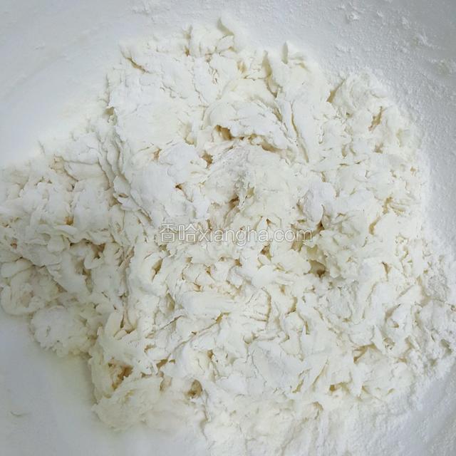 面粉倒入容器内，再倒入酵母水进行搅拌，至面粉成棉絮状。