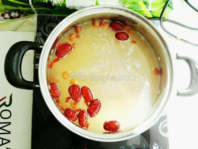 锅中放足够的水，将全部食材清洗干净倒入锅中 大火煮30分钟 小火煮10分钟 即可