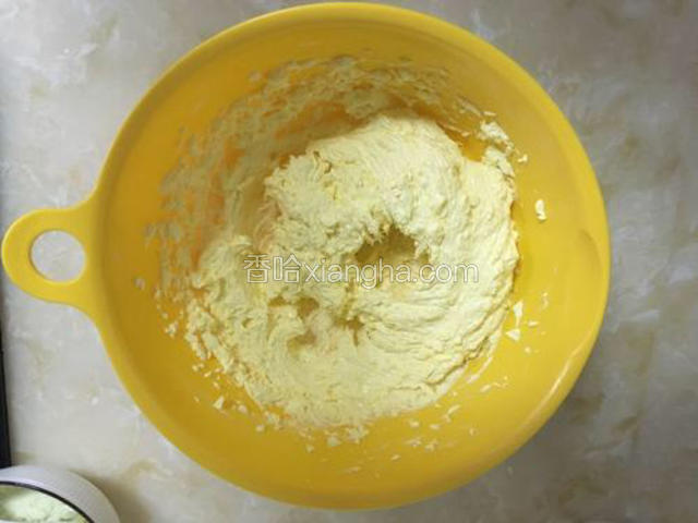 逐个倒入鸡蛋打匀