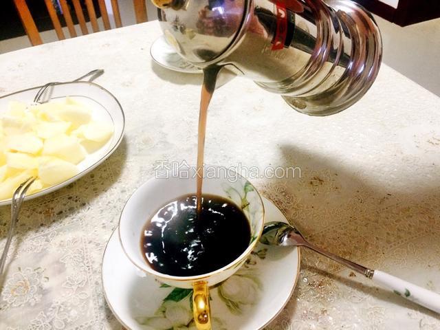 倒在杯子里，放上糖奶昔等，来喝吧。