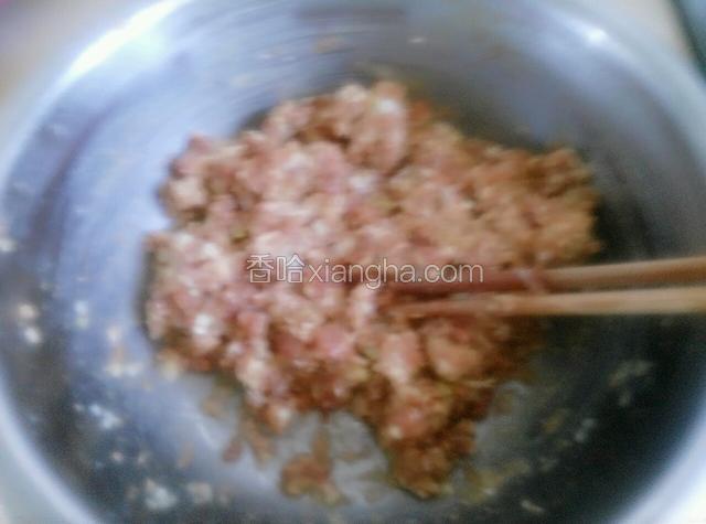 盆里放入肉馅，加入盐，耗油，酱油，糖，油拌匀