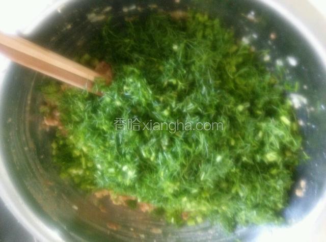 放入葱姜末拌好，再放茴香末