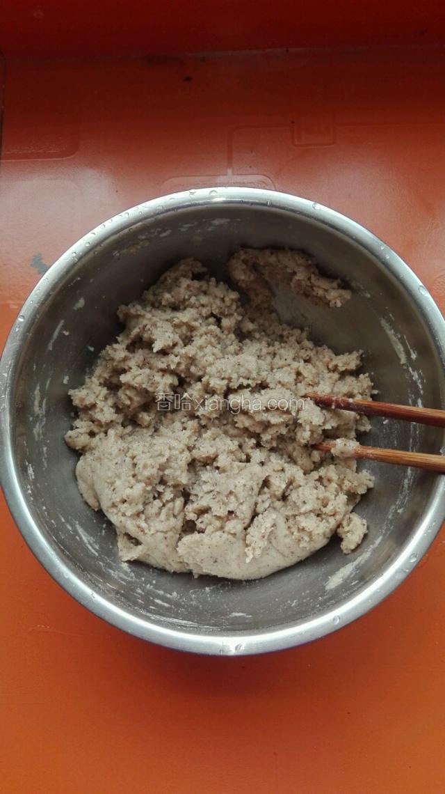 搅拌均匀成椒盐酥备用