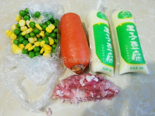 准备好日本豆腐，玉米青豆，胡萝卜，肉末