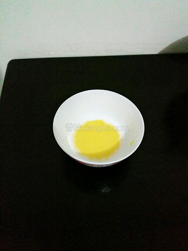 取一碗倒入5克椰汁45克蛋黄液搅拌均匀