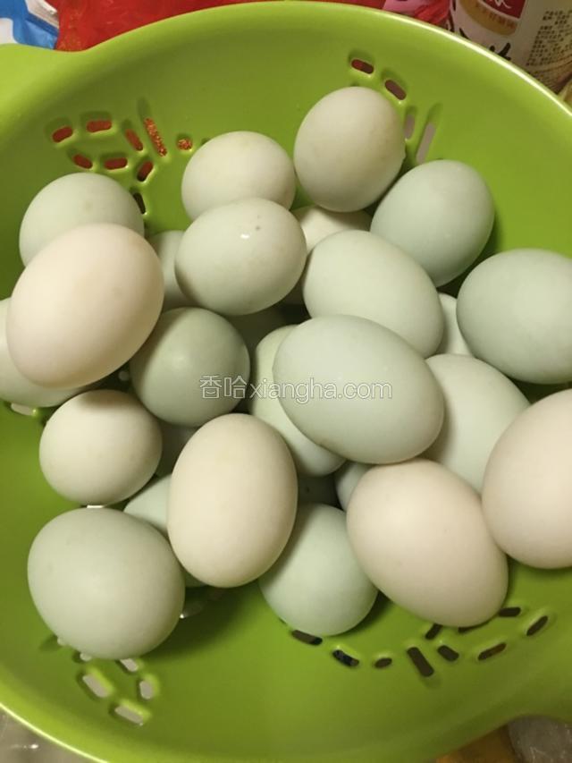 鸭蛋冼干净，晾干