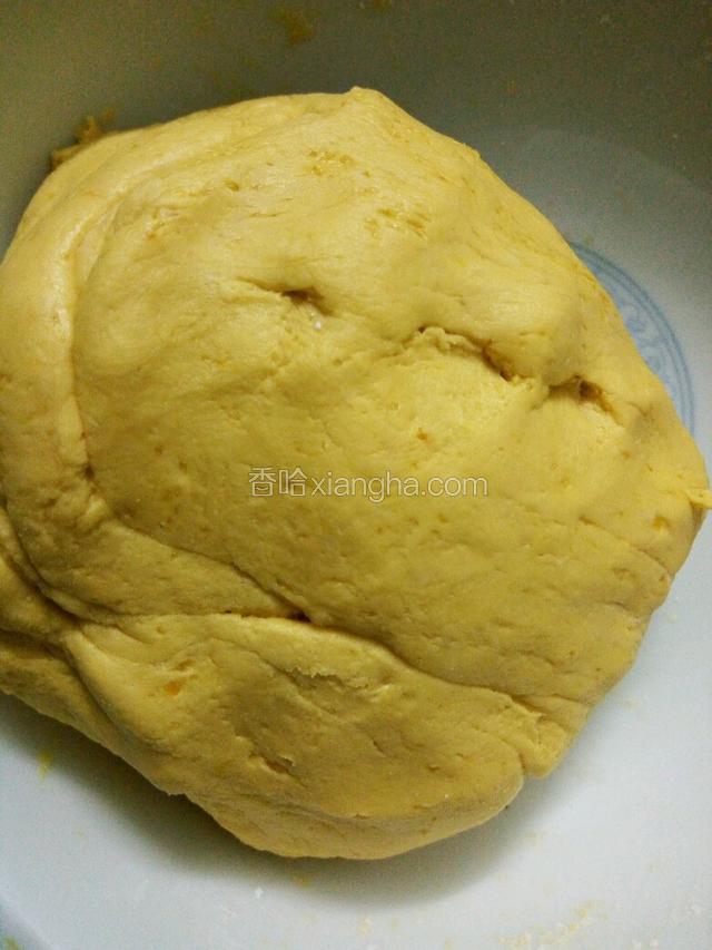 加入适量的糯米粉，和面粉，再加入适量的白糖，和成略硬的南瓜面团。