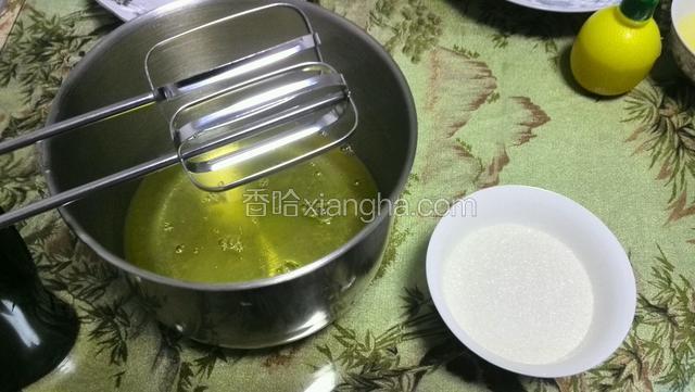 先打发蛋清，用打蛋器高速打至粗泡大约1分钟，加点柠檬汁。