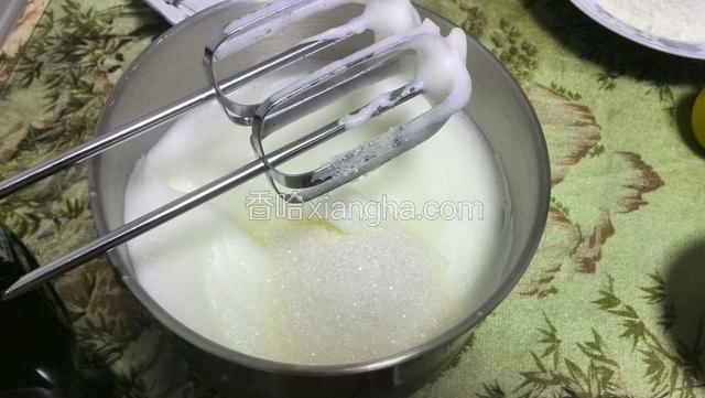 粗泡出现加入细砂糖85克，高速打至出现弯沟大约1.5分钟左右。