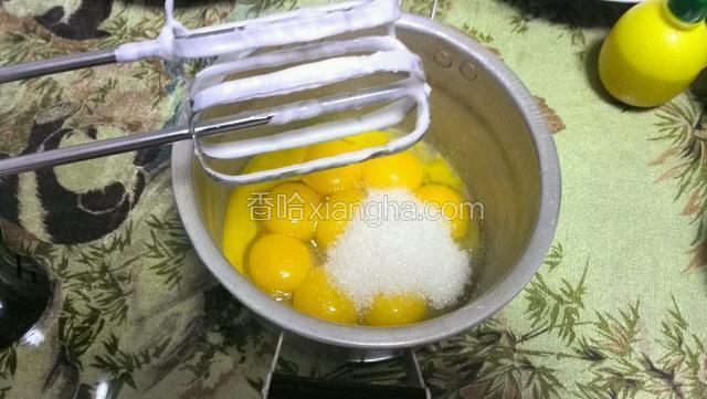打发蛋黄，加入细砂糖25克，加点香草精和盐，用打蛋器低速搅拌均匀，大约8秒左右。