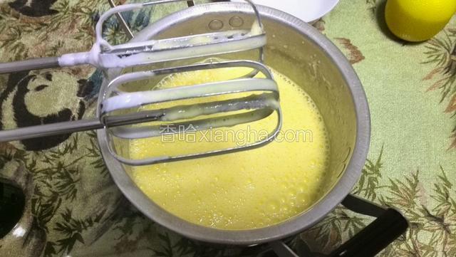 打好蛋黄液后分三次加入玉米油继续低速搅拌均匀，加入牛奶再次低速搅拌均匀，时间是8秒左右，加入过撒三遍的低筋粉用刮刀上下翻拌均匀，看不到面粉为止，不能时间过长。