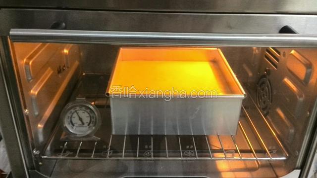 做蛋糕糊的时候先预热烤箱，温度150度时间10分钟，10分钟烤箱真好是150度，我用温度计测试过几次。