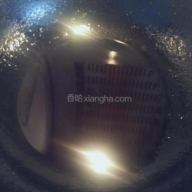 将油倒入锅中加热至5成熟，关小火。