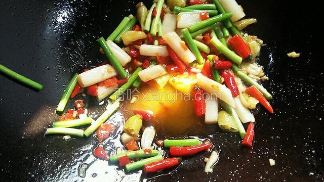 加入红剁椒.泡藕带.蒜苔.朝天椒.泡椒小火炒制一分钟左右