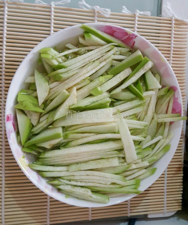 茄子一个切丝用水泡一会（泡出黑水）备用