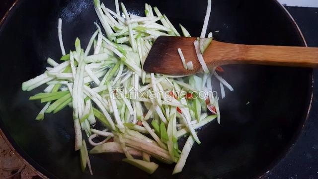 放入茄丝煸炒一分钟