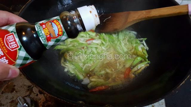加入厨邦生抽提鲜，翻炒30秒