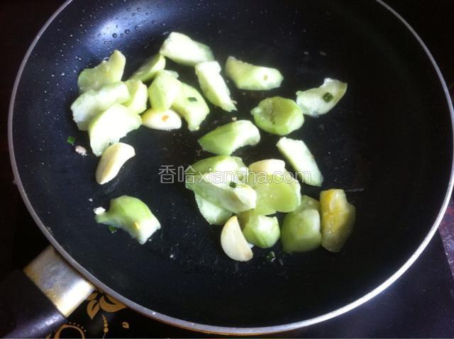热油放入蒜头和丝瓜炒出香味