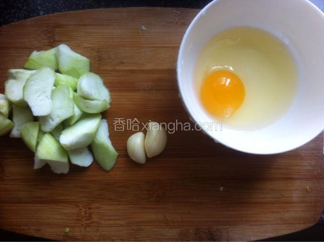 准备食材，丝瓜去皮切滚刀状