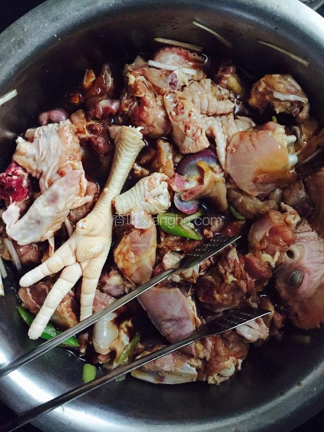 剁好后，淡盐水泡10-20分钟，步骤图忘记拍了，如果你嫌麻烦，也可以不泡盐水，不过口感会很柴！肉不鲜美哦
所以你对他细心，你就会收获美味
