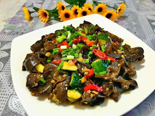 最后淋上几滴芝麻油撒上葱花即可食用