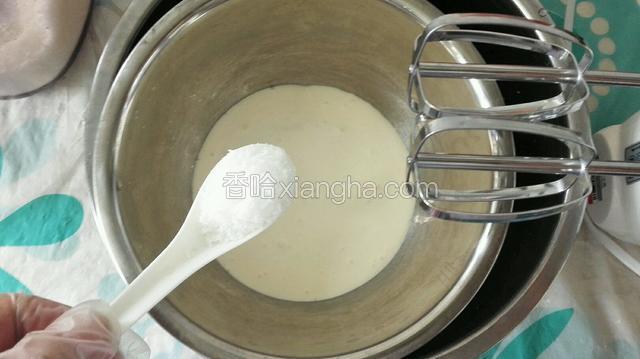 淡奶油加入糖放无水无油干净盆中，隔冰水低速打发