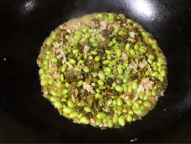 焖煮时要开锅翻炒使毛豆均匀受热