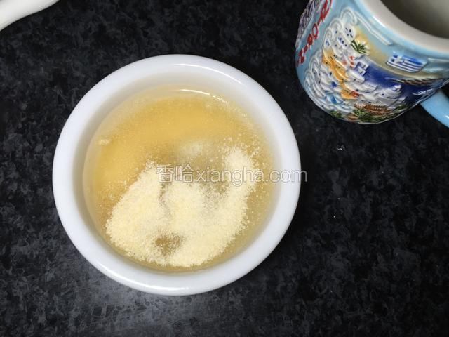 吉利丁粉倒入纯净水搅拌