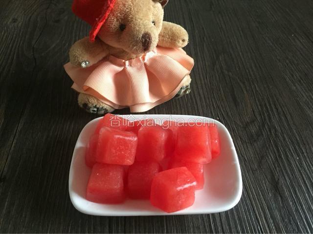 冷冻好的冰块，可以加入冷饮中味道好极了

