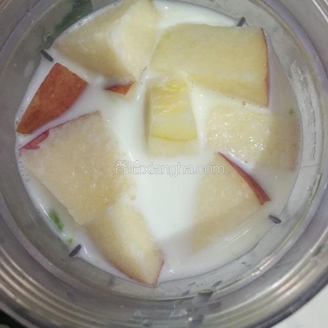 牛油果切半挖出果肉，苹果用小苏打泡一会儿洗干净切块，放到料理机倒入牛奶，喜欢甜味的可以放糖噢