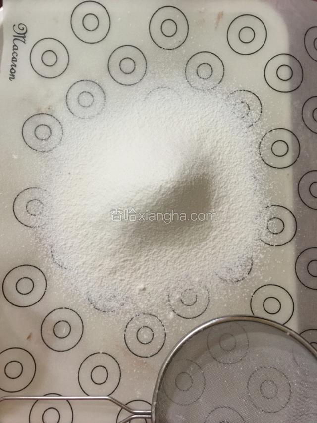 称量好面粉过筛第一遍备用