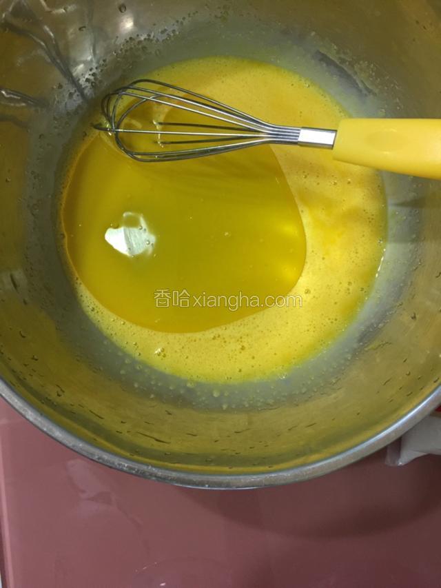 加玉米油搅打均匀